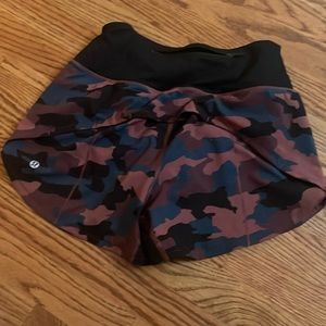 Lululemon camo shorts size 4